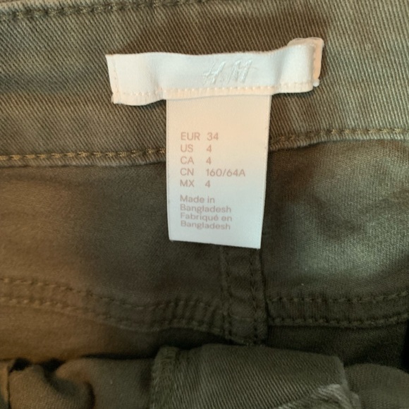 Khaki green H&M jean shorts, in size 4. - Picture 3 of 4